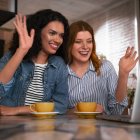 ¿Te sientes solo? Las amistades online pueden ser tu red de apoyo