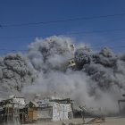 El edificio residencial al-Roya se derrumba tras un ataque aéreo israelí en el oeste de la ciudad de Gaza, el 8 de septiembre de 2025.