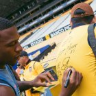 Pervis Estupiñán en la firma de autógrafos en el estadio Monumental.