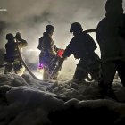 Rescatistas ucranianos trabajando para extinguir un incendio después de un ataque ruso en Kiev, Ucrania, el 8 de septiembre de 2025.