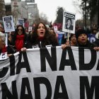 Manifestantes sostienen fotografías de personas desaparecidas para conmemorar el 52 aniversario del golpe militar de 1973 en Santiago, el 7 de septiembre de 2025.