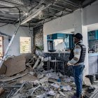 Policía de Haití recorriendo la residencia que había sido ocupada por "Didi", líder de una banda, y que fue atacada con drones en Puerto Príncipe (Haití).