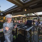 Madelein Mansson, de 81 años, también conocida como "DJ Gloria", actúa en Josefina, un bar y club de verano al aire libre en Estocolmo, Suecia.