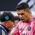 Instantes antes que el futbolista uruguayo  Luis Suárez, delantero del Inter Miami, le escupa a un miembro del cuerpo técnico de los Seattle Sounders en la final de la Leagues Cup.