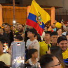 Hinchas gritan en contra del Técnico de la selección ecuatoriana.