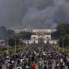 El fuego y el humo se elevan desde el palacio Singha Durbar, que alberga los edificios gubernamentales y del parlamento.