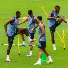 Los jugadores de la selección de Ecuador, Joel Ordóñez (i), Piero Hincapié (2-i), y Kendry Páez (2-d), participan en un entrenamiento este sábado, en el estadio Monumental en Guayaquil.
