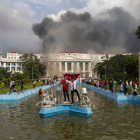 Manifestantes se congregan frente al palacio Singha Durbar, que alberga los edificios del gobierno y del parlamento.