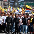 Ciudadanos participan en la primera marcha en Quito, en respaldo a la paz y la justicia propuesta por el Gobierno