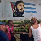Un grupo de ciudadanos captado el pasado 6 de septiembre al comprar frutas en un mercado de La Habana (Cuba)