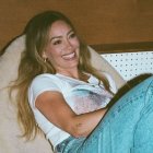 Hilary Duff en su firma de contrato discográfico.