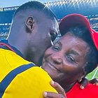 Carmen Corozo su hijo Moisés Caicedo y un abrazo que deja sin palabras a los hinchas en el mundo.