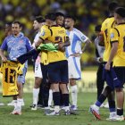 Jugadores de Ecuador celebran este martes, al finalizar un partido por las eliminatorias a la Copa Mundial 2026 entre Ecuador y Argentina en el Estadio Monumental Banco Pichincha en Guayaquil (Ecuador).