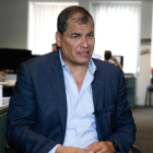 Correa calificó a Noboa como "cobarde" tras conocer la pregunta que lo excluiría de la promoción electoral.