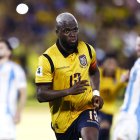 Enner Valencia de Ecuador celebra un gol en un partido por las eliminatorias a la Copa Mundial 2026 entre Ecuador y Argentina.