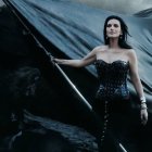 Imagen oficial de la gira "Yo Canto World Tour" de Laura Pausini