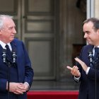 El nuevo primer ministro francés, Sebastien Lecornu (derecha), junto a su antecesor, Francois Bayrou.