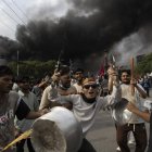 Manifestantes nepalíes frente al palacio Singha Durbar durante las violentas manifestaciones en Kathmandú, el 9 de septiembre de 2025.