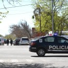 Agentes de la policía custodian a las afueras de un colegio este miércoles, en Mendoza (Argentina).