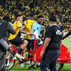 Kendry Páez y el triciclo de los helado en el festejo en el estadio Monumental.