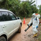 Un trabajador de Agrocalidad desinfecta las llantas de un carro que estuvo en el sector El Quemado, donde se investiga un posible caso de R4T.