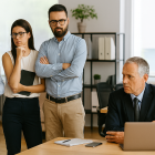 En el mobbing vertical ascendente los empleados son los que agreden al jefe.