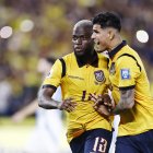 Enner Valencia (i) y Piero Hincapié de Ecuador celebran un gol en un partido por las eliminatorias a la Copa Mundial 2026 ante Argentina en el Estadio Monumental .