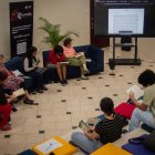 La iniciativa promueve un espacio de diálogo íntimo donde estudiantes, egresados y profesionales comparten lecturas y reflexiones sobre la ciudad y la vida.