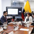 El 1 de marzo de 2024, Andrés Alprecht (d), entonces subsecretario de Planificación y Economía de Defensa, reemplazó al ministro Gian Carlo Loffredo en su comparecencia ante la Comisión de Régimen Económico de la Asamblea, presidida por la oficialista Nathaly Farinango (i).