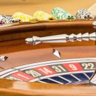 Daniel Noboa insiste en que la Corte Constitucional califique la pregunta sobre el retorno de los casinos a Ecuador.