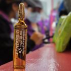 Entre los medicamentos decomisados frente al hospital de Durán, se encontraron ampollas de fentanilo, un potente opioide que puede causar sobredosis si se utiliza de manera indebida.