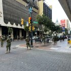 La calle 9 de octubre amaneció militarizada por la marcha convocada por el presidente Daniel Noboa.