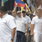 El presidente Daniel Noboa encabezó la marcha ciudadana en Guayaquil, escoltado por autoridades y fuerzas militares.