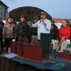 Nicolás Maduro (c), hablando junto al ministro del Poder Popular para la Defensa, Vladimir Padrino López (i), este 11 de septiembre de 2025, en Venezuela.
