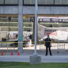 Un oficial de policía se encuentra en el patio donde Charlie Kirk, director ejecutivo y cofundador de la organización juvenil conservadora Turning Point USA.