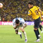 Piero Hincapié (i) de Ecuador disputa el balón con Nicolás González de Argentina en el estadio Monumental.
