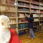 Dieciocho fondos con 500,000 archivos, 30,000 fotografías y 400,000 libros reposan en la biblioteca.