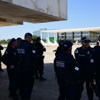 Agentes de la Policía Militar hacen guardia frente al Supremo Tribunal Federal (STF) en Brasilia, durante el juicio del expresidente brasileño Jair Bolsonaro.