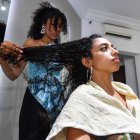 Una clienta se peina en un salón de belleza en Túnez.