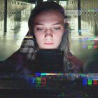 Un caso de ciberacoso escolar que vive una adolescente llevando a una investigación profunda.