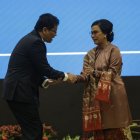 El nuevo ministro de Finanzas, Purbaya Yudhi Sadewa (izq.), tomó el relevo de su predecesora, la veterana política Sri Mulyani Indrawati (dcha.).
