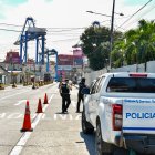 Los policías permanecen en la UPC que está cerca de la entrada de este puerto en Guayaquil.