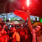 Personas celebran la condena al expresidente de Brasil Jair Bolsonaro durante la transmisión del juicio, en Brasilia (Brasil).