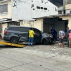 Un vehículo se impactó contra un inmueble en la ciudadela Guayacanes, en el norte de Guayaquil, este viernes 12 de septiembre.