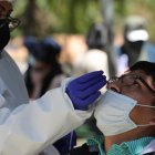 Los sospechosos de portar el virus se deben realizar la prueba del hisopado