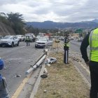 El camión mediano primero se impactó contra un poste.