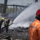 Bomberos intentan controlar un incendio tras la explosión de una fábrica de fuegos artificiales este 11 de septiembre de 2025, en San Francisco (Venezuela)