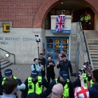 Un manifestante (arriba en el centro) es arrestado poco después de intentar colgar una bandera de la Unión afuera de las oficinas del consejo en Epping, al noreste de Londres.