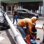 El poste de luz cayó sobre un vehículo particular.