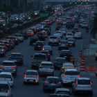 Tránsito. Largas filas de vehículos se observan a lo largo de la avenida Samborondón.